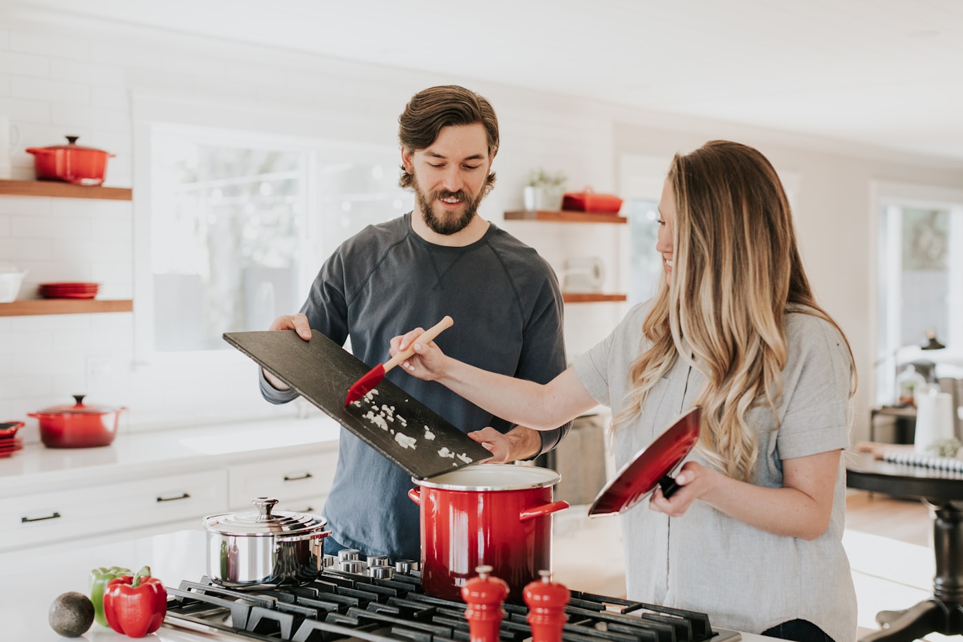 Moderne keuken met eiland in warme neutrale tinten